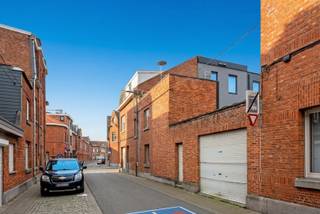 <p><span>Midden in het historisch centrum, op enkele wandelpassen van het station van Leuven, zijn wij verheugd deze te renoveren woning met een gevelbreedte van maar liefst 20 m en met een outdoor parkeerplaats te koop aan te bieden.</span><span><br /></span><span>Deze verrassend ruime woning met als bouwjaar 1930, gelegen op een hoekperceel van 111 m² en met een nuttige oppervlakte van 167 m², omvat op het gelijkvloers een inkomhal met traphal, een gastentoilet, een ruime living met eetgedeelte, een keuken, een badkamer en een stadskoer met garagepoort, perfect voor het parkeren van één wagen. Op de eerste verdieping bevinden er zich een overloop en 3 volwaardige slaapkamers. Hogerop telt de tweede verdieping, tevens de hoogste verdieping, nog een overloop en een vierde slaapkamer. Bovendien beschikt deze degelijke woning nog over meerdere functionele kelders en over een buitenruimte van 30 m². </span><span>Dit eigendom heeft een degelijke constructie maar dient gerenoveerd te worden.<br />Mits de nodige verbouwingswerken uit te voeren kan dit huis veranderd worden in een gezellige, hedendaagse thuis!</span><span><br />Kortom, deze centraal gelegen woning met veel potentieel en parkeerplaats is zeker een bezoek waard. Voor snelle beslissers.</span></p><p><span> </span></p>