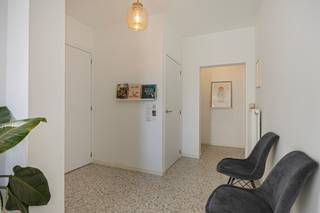 Deze stijlvolle villa, verbouwd en uitgebreid sinds 2020 tot heden, combineert luxe en functionaliteit in een serene omgeving. Ondanks de rustige ligging zijn alle nodige voorzieningen zoals winkels, openbaar vervoer, scholen en eetgelegenheden vlot bereikbaar.<br /><br />Indeling:<br />Bij het binnenkomen in de ruime inkomhal met wachtruimte heeft u onmiddellijk toegang tot de praktijkruimte, de technische ruimte en een gastentoilet. Vanuit de hal bereikt u het privégedeelte van de woning, met een eetkamer, bureau of speelhoek, een gezellige zitruimte met stijlvolle hangende open haard en een ruime, moderne leefkeuken. Aansluitend aan de keuken bevindt zich een praktische berging en wasplaats, die rechtstreeks verbonden zijn met de privé-ingang via de carport.<br /><br />De grote ramen op de benedenverdieping zorgen voor een overvloed aan natuurlijk licht en bieden een prachtig zicht op de idyllische tuin.<br /><br />Via de speelhoek/bureau leidt een trap naar de eerste verdieping, waar een badkamer met inloopdouche, wastafel en toilet is ondergebracht, evenals drie ruime slaapkamers. De master bedroom beschikt bovendien over een eigen dressing en een in te richten badkamer, voorzien van ruimte voor een dubbele wastafel, inloopdouche en toilet.<br /><br />In de nachthal brengt een vaste trap u naar de tweede verdieping, waar een vierde ruime slaapkamer van maar liefst 35 m² is gelegen. Deze ruimte is groot genoeg om desgewenst eenvoudig op te splitsen in twee aparte slaapkamers.<br /><br />Daarnaast bestaat de mogelijkheid om de praktijkruimte in te richten als zesde slaapkamer.<br /><br />Buitenruimte:<br />De tuin biedt een oase van rust en ruimte met een groot overdekt terras dat uitzicht geeft op de infinity-zwemvijver. Verder in de tuin vinden we een tweede vijver met een apart terras, en een derde terras waar u kunt loungen in volledige privacy.<br /><br />Energiezuinig:<br />De woning heeft een gunstig EPC-label A dankzij onder andere 24 zonnepanelen (8.520 Wp), een nieuwe condenserende gasketel (2021), volledige isolatie, HR-glas en andere energiebesparende voorzieningen.<br /><br /><br />Voor meer informatie over deze unieke parel of wenst u een bezichtiging in te plannen, neem contact met ons op via info@vastengoed.be of bel naar 014/72 73 74.<br /><br />(Wenst u een gratis schatting van uw eigendom? Neem contact met ons op via 014/72 73 74.)