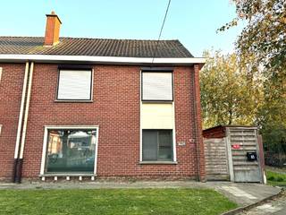 ✨Ruime halfopen bebouwing op een absolute toplocatie!✨<br /><br />🏡 Uiterst rustig gelegen, royale gezinswoning aan het einde van een doodlopende straat!<br />Bent u op zoek naar een ruime woning waar alle grote, kostbare renovaties al voor u zijn uitgevoerd? Zoek dan niet verder!<br />Deze charmante halfopen bebouwing ligt op een droomlocatie: aan het absolute einde van de straat, waardoor u geniet van maximale rust, privacy en veiligheid voor de kinderen.<br />Met een vernieuwde basis en nog enkele ruimtes die u naar eigen smaak kunt opfrissen, is dit dé perfecte kans om uw droomwoning te realiseren.<br /><br />✨ De indeling van de woning:<br />Gelijkvloers:<br />🚪 Inkomhal met een handig gastentoilet.<br />📦 Aparte, praktische berging met de CV-installatie.<br />🍾 Toegang tot een kleine kelder/opslagplaats, ideaal als extra provisieruimte.<br />🍳 Prachtige, volledig uitgeruste nieuwe keuken (vernieuwd in 2018). Een droom voor wie van koken houdt!<br />🛋️ Aangrenzende, zeer ruime leefruimte die geniet van een heerlijke, natuurlijke lichtinval dankzij de grote ramen. (De keuken en leefruimte dienen enkel nog geschilderd te worden om het helemaal naar uw hand te zetten!)<br />Eerste verdieping & zolder:<br />🛏️ 3 slaapkamers die nog naar eigen smaak cosmetisch gerenoveerd kunnen worden.<br />🪜 Vaste trap naar de ruime zolder, die u nog volledig kunt afwerken tot extra (slaap)kamers, hobbyruimte of bureau.<br />🌳 Buitenleven, gigantische garage & parkeergelegenheid:<br />☀️ Prachtig, recent aangelegd terras: Een extra ruim terras om heerlijk te genieten van zonnige dagen.<br />🛣️ Waterdoorlatende verharde doorsteek naar de achterzijde.<br />🚗 Indrukwekkende trippel garage (gebouwd in 2020): Ruimte voor maar liefst 2 wagens, bereikbaar via een handige uitweg achterom.<br />🅿️ Extra parkeerplaats: Aan de uitweg is er bovendien nog parkeergelegenheid voor 2 extra wagens.<br />🌱 Volledig omheinde grastuin (veilig voor kinderen en huisdieren) met een gezellige struikentuin en een praktisch houten tuinhuis.<br />🛠️ Alle grote investeringen zijn al gedaan!<br /><br />U koopt met een gerust hart, want de duurste en zwaarste structurele werken zijn al volledig uitgevoerd. De ramen, deuren, elektriciteit, leidingen, verwarming, keuken en badkamer zijn allemaal vernieuwd!<br />🍳 Nieuwe keuken: Geïnstalleerd in 2018<br />🚗 Nieuwe garage: Gebouwd in 2020<br />🚿 Nieuwe badkamer: Volledig vernieuwd in 2022<br />☀️ Groene energie: Voorzien van maar liefst 27 zonnepanelen die op het dak blijven liggen! Dit betekent direct een hele lage energiefactuur vanaf de eerste dag.<br /><br />📅 Praktische info:<br />Beschikbaarheid: Vrij, af te spreken in overleg met de verkopers.<br />Kortom: Een solide, energiezuinige en verrassend ruime woning op een toplocatie, waar u direct in kunt trekken en kamer voor kamer uw eigen stijl kunt aanbrengen.<br />Hebt u interesse om deze woning te bezichtigen? Neem vandaag nog contact met ons op voor een afspraak!<br /><br /><u>Wettelijke info : </u><br />EPC : 440 kWh/m² - E-label<br />Renovatieplicht : Ja, tips zie : tips om uw pand efficient te renoveren met ENGIE<br />Asbest : VEILIG !!<br />Elektriciteit : niet-conform<br />Watertoets : P-score : A, G-score : A, geen natte voeten !<br />Stedenbouw : Geen beschermd monument, niet op inventaris, Vergunning uitgereikt, Woongebied, Geen dagvaarding uitgebracht, Geen voorkooprecht ruimtelijke ordening aanwezig, Geen Verkavelingsvergunning, geen overstromingsgebied, niet gelegen in afgebakend oevergebied, geen watergevoelige openruimtegebieden.<br />Erfgoed : Geen erfgoed<br /><br />Opmerking : foto's werden genomen met een breedbeeldlens, dit om de volledige ruimte te kunnen tonen op 1 foto ... hierdoor tonen de ruimtes wel groter op foto dan in werkelijkheid.