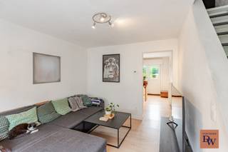 Welkom in deze instapklare woning die meteen een gevoel van warmte en gezelligheid uitstraalt. Dankzij de overvloed aan natuurlijk licht geniet je hier van een aangename woonervaring op een uitstekende locatie, op slechts 200 meter van het station en het centrum van Zottegem.<br />Bij het binnenkomen word je verwelkomd in een lichtrijke living met aansluitend een ingerichte keuken, ideaal voor wie houdt van comfort en gezellig samenzijn.<br />De woning beschikt over drie slaapkamers, perfect voor een gezin, een koppel dat wat extra ruimte wenst, of voor wie graag een bureau of hobbykamer voorziet.<br />Buiten geniet je van een gezellig, zuidgericht tuintje en een aangenaam terras dat rechtstreeks aansluit op de keuken — de ideale plek om tot rust te komen na een drukke dag.<br />Daarbovenop is er een garage met plaats voor twee wagens, wat een absolute troef is op deze centrale ligging.<br />Deze woning combineert ruimte, licht en comfort met een toplocatie. Ideaal voor wie wil wonen vlakbij winkels, openbaar vervoer, scholen en horeca, maar toch houdt van rust en privacy.<br /><br />Interesse in dit pareltje?<br />Neem gerust contact op:<br />wim@vastgoeddw.be of 0479/91.91.32 