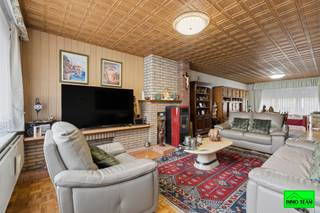 <p>+++ Dennenlaan 8, Liedekerke +++</p>
<p>Bent u op zoek naar een <strong>ruime gezinswoning</strong> die u volledig naar eigen smaak kunt opfrissen? Dan is deze <strong>2-gevelwoning</strong>, gelegen in een <strong>rustige woonwijk</strong>, zeker een bezoek waard. Voor de woning bevinden zich twee private parkeerplaatsen en daarnaast beschikt de woning over een inpandige garage met automatische poort. Bij het binnenkomen komt u meteen terecht in de leefruimte met zithoek en eetkamer. Aansluitend bevindt zich een ruime volledig geïnstalleerde aparte leefkeuken. Zowel de woonkamer als de keuken geven uit op de veranda, die zorgt voor extra leefruimte en een aangename verbinding met de tuin. Vanuit de veranda heeft u toegang tot de <strong>afgesloten tuin,</strong> waar tevens een praktisch tuinhuis aanwezig is. Op de eerste verdieping bevinden zich <strong>vier slaapkamers</strong>, waarvan één slaapkamer beschikt over een eigen douche. Verder is er een <strong>badkamer </strong>aanwezig, uitgerust met een ligbad en een toilet. Op deze verdieping vindt u eveneens een handige berging. Een extra troef van deze woning is de zolderverdieping die eventueel verder kan worden ingericht tot een extra slaapkamer. <br />De woning geniet bovendien van een <strong>gunstige ligging</strong>. Ze bevindt zich op wandelafstand van <span><span>Liedekerkebos</span></span> en in de nabijheid van winkels, scholen, openbaar vervoer en belangrijke verbindingswegen, wat zorgt voor een vlotte bereikbaarheid en optimaal wooncomfort.<br />Voor meer informatie of een bezoek ter plaatse kunt u contact opnemen via <strong>0478/05.90.69</strong> of via <strong>info@immoteam.be</strong>.</p>
