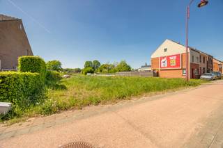 <p>Gelegen aan Winkelomseheide 169B in Geel bevindt zich deze mooie bouwgrond met een oppervlakte van 845 m². Het perceel geniet van een gunstige ligging op korte afstand van het centrum van Geel, met winkels, scholen en andere dagelijkse voorzieningen binnen handbereik. De lagere school van Winkelomheide bevindt zich vlakbij en ook belangrijke invalswegen zijn vlot bereikbaar, waardoor u hier rustig woont zonder in te boeten op bereikbaarheid.<span></span></p>
<p>Deze bouwgrond is geschikt voor een halfopen bebouwing en biedt dankzij een gevelbreedte van 11 meter en een perceeldiepte van maar liefst 77 meter heel wat mogelijkheden om een ruime en comfortabele gezinswoning met aangename tuin te realiseren. De royale perceeloppervlakte zorgt bovendien voor voldoende buitenruimte en tal van inrichtingsmogelijkheden.</p>
<p>Kortom, dit perceel vormt een uitstekende opportuniteit voor wie op zoek is naar een ruim gelegen bouwgrond op een centrale locatie in Geel.<br /><br /><strong>Troeven:</strong></p>
<ul>
<li>Ruime bouwgrond van 845 m².</li>
<li>Geschikt voor halfopen bebouwing.</li>
<li>Gevelbreedte van 11 meter en perceeldiepte van 77 meter.</li>
<li>Goede ligging nabij het centrum van Geel en de lagere school van Winkelomheide.</li>
<li>Vlotte verbinding naar belangrijke invalswegen.</li>
</ul>