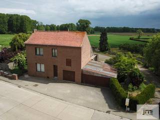 Charmante woning met twee ruime stallen op een perceel van 45a 23ca, rustig gelegen in Gutshoven.<br /><br />Bij het betreden van de woning komt u terecht in de woonkamer, waar zich de trap naar de eerste verdieping bevindt. Aansluitend vindt u de eetkamer, die in verbinding staat met de badkamer en de open keuken. Vanuit de keuken heeft u toegang tot de garage, die bovendien beschikt over een praktische zolderruimte.<br />Op de eerste verdieping leidt de nachthal u naar de twee slaapkamers.<br /><br />Achter de woning bevindt zich nog een werkhuis en naast de woning is nog een grote carport/garage.<br /><br />Buiten zijn er verder nog twee grote stallen.<br />Eerste stal: hoogte 3,45 m, breedte 8 m en diepte 40 m.<br />Tweede stal: hoogte 3,45 m, breedte 8 m en diepte 25m.<br /><br />Achter de stallen bevindt zich nog een groot stuk weiland.<br /><br /><span>*De vermelde oppervlaktes zijn indicatief. JM Vastgoed kan niet verantwoordelijk gesteld worden voor de juistheid van de verstrekte gegevens.</span>