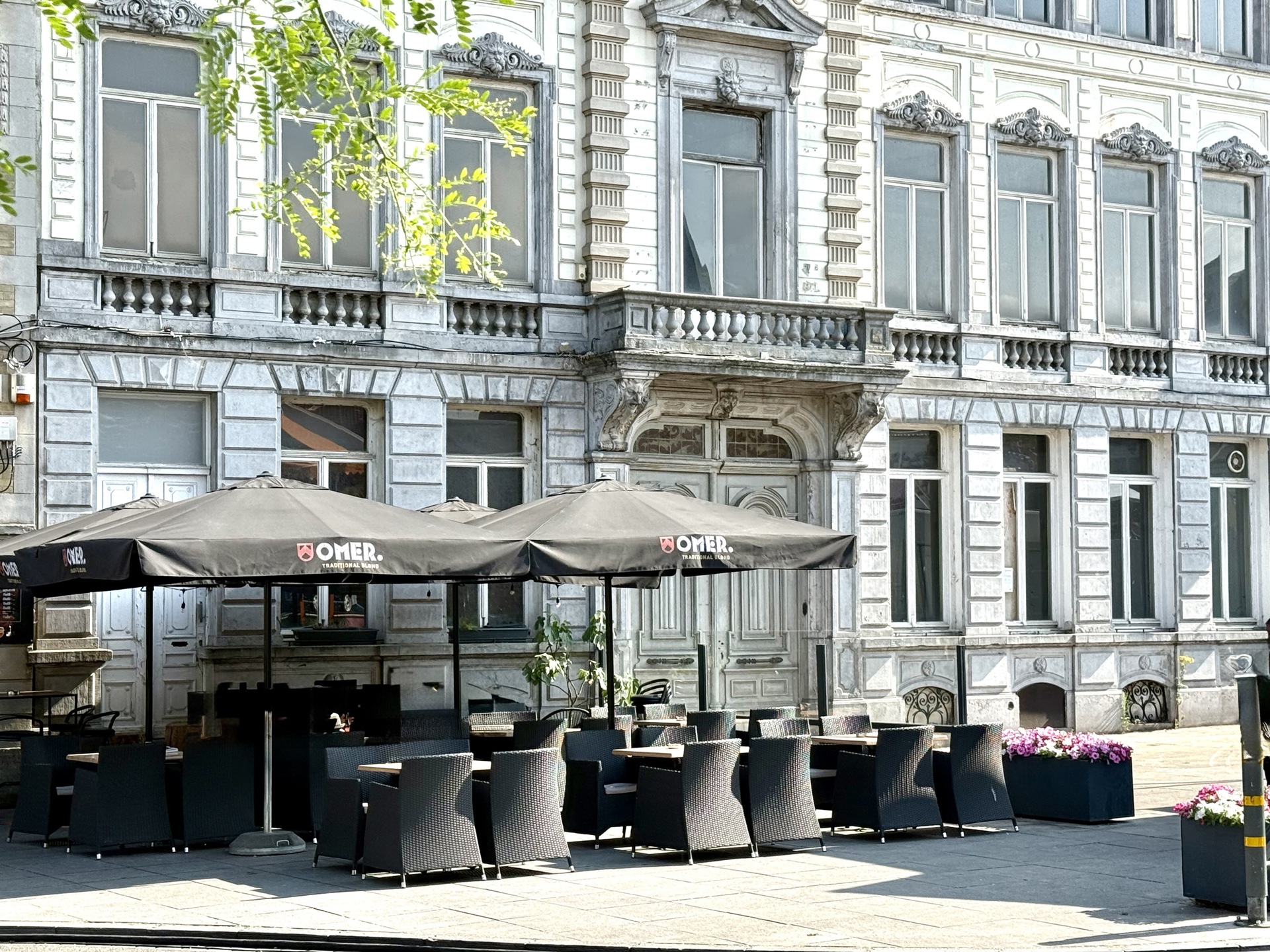 Op de MARKT van RONSE: prachtige HERENWONING met potentieel. - foto 2