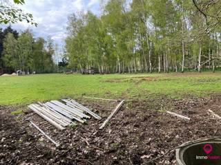 <p>Een mooie opportuniteit voor wie op zoek is naar ruimte, rust en veelzijdige mogelijkheden in een groene omgeving. Dit uitgestrekte perceel van ca. 15.160 m², gelegen aan de Kongostraat in <span><span>Heusden-Zolder</span></span>, combineert landbouwgrond met natuurgebied.</p>
<p>De grond is volledig vlak en heeft een breedte van maar liefst 65 meter, wat zorgt voor een bijzonder aangename indeling en praktische toegankelijkheid. Dankzij de bestaande omheining, waar eerder paarden hebben gestaan, is het perceel meteen inzetbaar voor dierenliefhebbers of hobbyboeren. Dit maakt het een interessante keuze voor wie op zoek is naar een kwalitatieve weide in een natuurlijke setting.</p>
<p>Wat deze eigendom extra aantrekkelijk maakt, is de uitstekende ligging. U geniet hier van een rustige, groene omgeving, terwijl u zich toch op korte afstand bevindt van belangrijke verbindingswegen. <span><span>Bolderberg</span></span> met een vlotte aansluiting op de autostrade ligt vlakbij. Hierdoor combineert dit perceel moeiteloos landelijke charme met een uitstekende bereikbaarheid.</p>
<p>Of u nu op zoek bent naar een plek voor het houden van dieren, een investering in landbouwgrond of gewoon een stukje natuur om tot rust te komen, dit perceel biedt het allemaal.</p>
<p>Pluspunten:<br />- Uitgestrekt perceel van ca. 15.160 m²<br />- Mooie breedte van 65 meter<br />- Volledig vlak terrein<br />- Reeds omheind – ideaal voor paarden of andere dieren<br />- Rustige, groene en landelijke ligging<br />- Uitstekende bereikbaarheid via de autostrade<br />- Geschikt voor landbouw, recreatie of investering<br />- Combinatie van natuurgebied en landbouwgrond<br /><br /><span>Maatregelen opgenomen in het Maatregelenregister: nee</span></p>
<p>Voor meer info of een bezoek ter plaatse, contacteer ons via 078/78.78.70 of kom langs op kantoor, u bent altijd welkom!</p>