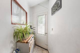 In het hart van Brussel bevindt zich deze karaktervolle opbrengsteigendom uit 1927, gelegen op een perceel van 82 m² en met een bewoonbare oppervlakte van 263 m² volgens EPC. De eigendom geniet van een uiterst centrale ligging, op wandelafstand van station Brussel-Noord, met een vlotte verbinding naar de kleine ring, het stadscentrum en het Maximiliaanpark.<br /><br />Het gebouw is officieel erkend met vier wooneenheden, verspreid over de verschillende niveaus van het pand. Op het gelijkvloers en de onderverdieping bevindt zich een eerste appartement 97m² met toegang tot een koer, waarna zich op de drie bovenliggende verdiepingen telkens een aparte wooneenheid +-55m² bevindt. Elke unit beschikt over een aangename leefruimte, een badkamer met douche en toilet, één tot twee slaapkamers en een eigen terras, wat bijdraagt aan het comfort en de aantrekkingskracht van het geheel.<br /><br />Divers; Verwaming op aardgas (1 condensatieketel per wooneenheid), elektriciteit niet conform, stedenbouwkundige inlichtingen aanwezig, Kadastraal inkomen €1.384, Dak ( Roofing &amp; frans dank) recent vernieuwd en geïsoleerd, enkele/dubbele beglazing in houten en pvc raamprofiel<br /><br />Deze eigendom biedt een interessante opportuniteit voor investeerders die op zoek zijn naar een goed gelegen gebouw met erkende entiteiten en een stabiele verhuurpotentie in een dynamische stadsomgeving.<br /><br />