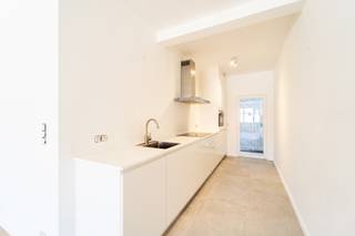 <p><strong>Gerenoveerd 2-slaapkamer appartement<br /><br /></strong><br />Bent u opzoek naar een gerenoveerd appartement met een centrale ligging?<br /><br />Dan is dit 2-slaapkamer appartement zeker iets voor u!<br /><br />Het appartement is gelegen op de 3e verdieping van een kleinschalig, net gerenoveerd appartementsgebouw. <br /><br />Met zijn nabijheid van de bruisende stad Antwerpen, op- en afrit van de snelweg, de bekende Fruithoflaan met winkels, scholen, parken, supermarkten en het openbaar vervoer maken van deze ligging een toplocatie! <br /><br />Dit stijlvol gerenoveerd appartement beschikt over een ruime woonruimte met volledig ingerichte open keuken en terras. Achteraan heeft het appartement plaatsgemaakt voor 2 slaapkamers en een badkamer met inloopdouche, wastafel met legkast en aansluiting voor was- en droogmachine.<br /><br />De woonruimte is afgesloten van het slaapgedeelte met stijlvolle deur voor het comfort, privacy en rust te garanderen. <br /><br />Dit appartement is kortom ideaal voor wie op zoek is naar een kwalitatieve woonst in een centrale, maar rustige buurt. <br /><br />Beschikbaar vanaf 01/10/2025 <br />Gemeenschappelijke kosten: €25,00/maand <br /><br />Laat deze kans u niet voorbij gaan en contacteer LISTED: +32 3 283 51 51.<br /><span></span></p>