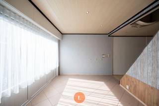 Ben jij een handige Harry die niet bang is om de handen uit de mouwen te steken of ben je op zoek naar een investeringsproject? Dan is dit de kans.<br />Deze centraal gelegen woning, op <strong>wandelafstand </strong>van heen <strong>commercieel centrum </strong>heeft veel potentieel.<br /><br />De woning heeft een<strong> ruim woongedeelte</strong> waar <strong>voldoende plaats</strong> is voor een grote eettafel en een comfortabele zithoek met <strong>aansluitend</strong> een <strong>openkeuken</strong>, de keuken heeft  toegang naar het <strong>terras </strong>maar ook het verdere gedeelte van de woning. <strong>De woning is voorzien om een slaapkamer beneden te creëren. De badkamer is voorzien van toilet, lavabo en douche. </strong><br /><br />Op de boven verdieping zijn er<strong> 2 ruime slaapkamer</strong> en een<strong> vaste trap</strong> naar de <strong>zolder </strong>verdieping.<br />De woning heeft een <strong>zeer ruime garage  </strong>met<strong> voldoende parkeerplaats voor de garage.</strong><br /><br />Deze woning biedt de kans om alles naar hedendaagse normen te brengen en naar eigen smaak in te richten.<br /><br />Pluspunten:<br />- goede ligging<br />- grote garage<br />- 3 slaapkamers <br /><br />* Laat u zeker niet afschrikken door het EPC en de renovatieplicht. Mits dakisolatie en nieuw ramen zorgt dit voor een aanzienlijk positief effect! <br /><br />Heeft u interesse in meer informatie of een bezoek aan deze woning? Aarzel niet om contact op te nemen met Kimberly via 0470574605.