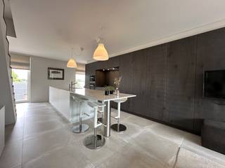 Recent gebouwd in <strong>2017</strong> is dit <strong>energiezuinige luxe appartement</strong> een bezoekje waard.<br /><br />Op het gelijkvloers wordt u verwelkomd in een<strong> ruime inkomhal met gastentoilet</strong>. Verder vindt u hier een <strong>praktische wasplaats</strong> en een extra ruimte die perfect kan dienen als <strong>bureau, hobbykamer of logeerkamer</strong>.<br />De<strong> lichtrijke leefruimte</strong> vormt het hart van de woning en omvat een <strong>gezellige zithoek</strong>, een <strong>ruime eetplaats en een moderne, volledig uitgeruste keuken</strong>.<br />Dankzij de <strong>grote raampartijen</strong> geniet u van een overvloed aan natuurlijk licht en een <strong>prachtig uitzicht</strong>.<br />Aansluitend bevindt zich het <strong>zonnige terras, voorzien van zonnescreens</strong> aan de ramen en een <strong>handige buitenberging.</strong><br /><br />Op de <strong>eerste verdieping</strong> bevinden zich <strong>twee comfortabele slaapkamers, beide uitgerust met airconditioning.</strong> Eén van de slaapkamers beschikt bovendien over een <strong>indrukwekkend panoramisch raam</strong> dat een <strong>uniek uitzicht biedt op de omgeving</strong>.<br />De <strong>stijlvolle badkamer</strong> is ingericht met een <strong>inloopdouche, een lavabomeubel en een toilet.</strong><br /><br />Een extra troef is de <strong>ruime kelderberging van circa 10 m²</strong>, die eenvoudig bereikbaar is via de lift.<br />Achteraan het gebouw bevindt zich de <strong>afgesloten garage</strong>, gelegen op een privatief domein en voorzien van water- en elektriciteitsaansluiting.<br />Daarnaast beschikt u over een <strong>gezellige private stadstuin, ideaal om in alle rust te ontspannen.</strong><br />Via het achterliggende domein heeft u rechtstreeks toegang tot de <strong>beukendreef, </strong>waar u kunt genieten van <strong>prachtige vergezichten</strong> en een <strong>groene omgeving</strong>.