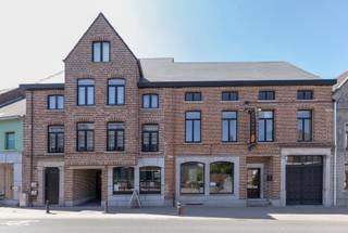 Dit veelzijdige gebouw met mooie voorgevel in het hart van Galmaarden combineert een ruim handelspand biedt tal van...