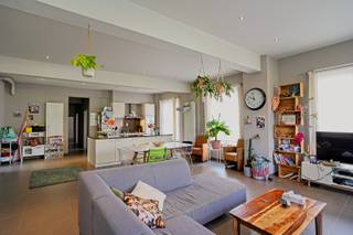 <p>Dit appartement is gelegen in een zeer rustige straat maar toch nabij het centrum van Buggenhout. Het appartement maakt deel uit van een gebouw met slechts 2 appartementen. <br />De indeling is als volgt: inkomhal, grote woonkamer met open keuken, apart toilet, gang die leidt naar de berging, badkamer en 3 slaapkamers waarvan 1 voorzien van een dressing. Daarnaast is het appartement voorzien van een gezellig terras, een garage, afzonderlijke fietsenstalling en apart tuintje.<br />Referentie: 5669</p>