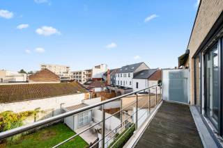 Dit prachtig en hoogwaardig afgewerkt, recent appartement met 2 slaapkamers is gelegen nabij het centrum van Tienen. Het appartement bevindt zich op de tweede verdieping en is bereikbaar via een ruime moderne lift. U komt binnen in de grote living met open keuken (34m²). Via een dubbel schuifraam komt u op het terras. Naast de keuken bevindt zich een berging/wasplaats. Het appartement beschikt over 2 slaapkamers en één badkamer met WC, modern lavabomeubel en een ruim hoek-ligbad. Ondergronds bevindt zich eveneens een privé-autostaanplaats met aansluitende kelderberging. Alle nutsvoorziening zijn individueel. Het appartement is volledig geïsoleerd. Gemeenschappelijke kosten bedragen € 165/maand. Voor meer info en/of een bezichtiging, contacteer ons via mail!<br />