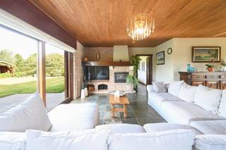 Deze vrijstaande woning, gebouwd in 1993 en gerenoveerd door de jaren heen, is gelegen in het landelijke en charmante Lievegem. De woning geniet van een bijzonder rustige ligging, en combineert deze met de nabijheid van het centrum. Het perceel van 1165 m² biedt prachtig zicht op agrarisch gebied, en volop ruimte om in alle rust en privacy te ontspannen.<br /><br />Via de inkomhal met gastentoilet betreedt men de lichtrijke leefruimte, die dankzij de hoge plafonds en grote raampartijen een bijzonder ruimtelijk karakter uitstraalt. De leefruimte is onderverdeeld in een gezellige zithoek en eetplaats.  Verder is op het gelijkvloers een bureauruimte aanwezig. Een praktische wasplaats voorziet in een extra douche en toilet. De eerste verdieping omvat een uitzonderlijk ruime overloop die toegang biedt tot vier volwaardige slaapkamers, een strijkkamer en een badkamer. De volledig afgewerkte zolderverdieping biedt extra ruimte voor hobby, opslag of bijkomende slaapkamers.<br /><br />De tuin biedt meerdere zonneterrassen en beschikt ook over een ruime tuinberging met bijhorende overkapping die voorziet in een zithoek.<br /><br />Als kers op de taart beschikt de woning over maar liefst 35 zonnepanelen en een nieuw ventilatiesysteem.<br /><br />EPC: C / EK: conform / CV : convectoren / asbestveilig<br /><br />Benieuwd naar deze vrijstaande woning met prachtig uitzicht te Zomergem? Een afspraak kan via bart@landbergh.be of 09 278 78 79.