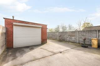 TE KOOP OP <span>LIJFRENTE</span><br /><br />Deze halfopen woning (EPC D) met ruim bijgebouw en 4.133m2 landbouwgrond.<br /><br />De woning heeft volgende indeling:<br />- Gelijkvloerse verdieping: inkomhal, leefruimte met eetkamer, geïnstalleerde keuken, badkamer, veranda met zicht op tuin, ruime garage + opbergruimte (bijgebouw van 106m2), landbouwgrond van 4.133m2 met 2 grote serres.<br />- Eerste verdieping: 2 slaapkamers<br />- Zolderverdieping: 3e slaapkamer mogelijk - zolder is geïsoleerd.<br /><br />De woning beschikt eveneens over een ruime oprit met plaats voor 3 wagens, 2 airco's die zowel kunnen warmen als koelen en 3O zonnepanelen.