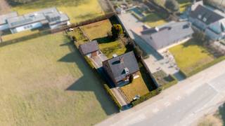 Ontdek deze te renoveren villa op toplocatie in Ooigem. Met een grondoppervlakte van 1.244 m² en een prachtig groene tuin geniet je hier van...