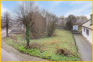 <strong>Immo Van Middelem verkoopt deze mooie bouwgrond op +/- 3a90ca, rustig gelegen maar IN HET CENTRUM VAN TERNAT met alle nodige winkels, grootwarenhuizen Okay en Delhaize, traiteur/beenhouwer, restaurants, scholen, cultureel centrum, openbaar kasteelpark 'Kruikenburg', zorg- sportfaciliteiten (o.a. zwembad), openbaar vervoer en -op minder dan 500m wandelafstand- het treinstation met rechtstreekse verbinding naar Brussel en Gent.</strong><br /><br />Deze bouwgrond is gelegen in een rustige straat (zijstraat van de Statiestraat) en is geschikt voor een half-open bebouwing.<br /><br />Hij biedt u een gevelbreedte van +/- 7,00m. De bouwdiepte bedraagt maximaal 11,00m. Het hoofdgebouw is te voorzien van een hellend (zadel)dak en moet het profiel van de woning op nr. 12 volgen.<br /><br />Het is mogelijk de bouw van een meergezins- of meergeneratiewoning aan te vragen bij de gemeente Ternat, zoals gerealiseerd in enkele woningen in de straat.<br /><br />Geen bouwverplichting.<br />Vrij bij akte.