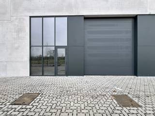 <u><strong>Benaderende bruto-AFMETINGEN:</strong> </u><br />276,39 m²: 10,60m x 26,07m <br />2 parkeerplaatsen<br /><br /><u><strong>AFWERKING:</strong></u><br />- De units zijn voorzien als verwarmde gebouwen en aldus EPB-plichtig.<br />- Stalen constructie. <br />- Betonplinten: 14 cm dikte onder cellenbetonpanelen tussenwanden units – geïsoleerd (10cm PIR) en 28cm dikte onder metalen sandwichpanelen achtergevel en onder buitenschrijnwerk langs voor -en eventuele zijgevels. <br />- Industriële betonpanelen: 14cm dikte wanden voorgevel t.h.v. sandwichpanelen - geïsoleerde betonpanelen (10cm PIR); 28cm dikte over de totale muurhoogte en -45cm onder vloerpas. <br />- Cellenbeton panelen; 15cm dikte scheidings-en brandwanden.<br />- Gepolierde en gewapende betonvloer (15cm), in vakken gezaagd om krimpscheuren tot een minimum te herleiden, max. belasting 3 ton/m².<br />- Geïsoleerd (15cm PIR) steeldeck met centrale lichtstraat (meerwandige polycarbonaat platen), voorzien voor extra belasting van zonnepanelen 20kg/m².<br />- 1 geïsoleerde, elektrische sectionaalpoort (h: 4,20m; b: 4,00m). <br />- Afzonderlijke aluminium inkomdeur met grote glaspartij, voorzien van aluminium schrijnwerk en hogerendementsbeglazing; ideaal om een bureel te voorzien.<br />- Vrije hoogte van 6,20m, muurhoogte: 7,65m.<br /><br /><strong><em>Brandklasse C: </em></strong>voldoet aan de strengste brandweernormen! Alle activiteiten mogelijk.<br /><br /><u><strong>NUTSVOORZIENINGEN:</strong></u><br />Alle voorzieningen zijn getroffen voor aansluiting van stadswater, elektriciteit reeds gekeurd (3 x 400V, 32A tot 63A), internet. Iedere unit heeft een afzonderlijke teller.<br />Er is een gescheiden rioleringsstelsel voorzien voor afvoer regenwater en afvalwater. Per unit is een afvoer voorzien voor sanitaire module. Septiekput 5 personen 1.500 liter.<br />Per unit is er een RW-put van 10.000 liter voorzien. Deze regenput is voorzien van een aanzuigleiding socarex (1 per unit), exclusief pomp. Gasaansluiting.<br /><br /><u><strong>BESTEMMING:</strong></u><br />De zone is bestemd voor kleine en middelgrote ondernemingen.<br />Niet-hinderlijke bedrijvigheid.<br /><br /><u><strong>LIGGING:</strong></u><br />Centrale gelegen in de driehoek Tielt-Deinze-Waregem. Het KMO-park is slechts 14 minuten rijden van Tielt, 12 minuten van Deinze en 19 minuten van Waregem.<br /><br /><u>* Bijzonderheden:</u><br />- Georganiseerd parkmanagement voor afvalverwerking, mobiliteit en energievoorziening.<br />- Vermelde prijs is exclusief: btw op constructiewaarden en registratierechten op grondwaarde, aansluitingskosten van de nutsvoorzieningen, opmaak basisakte, opmeting, PID.<br />- Onze referentie op<strong> </strong><strong>www.centro.be</strong>: <strong>Q0744 </strong>of contacteer ons via <strong>050700102</strong><strong>.</strong><br /><br /><strong>CENTRO | </strong><strong>BEDRIJFSVASTGOED </strong>is reeds 25 jaar <u>gespecialiseerd in de bemiddeling van commercieel- en bedrijfsvastgoed </u>in West- en Oost Vlaanderen.<br /><strong>Wilt u ook weten hoeveel uw bedrijfsgebouw waard is?</strong><br />Contacteer ons vrijblijvend voor een marktconforme waardebepaling van uw pand. <br /><br />