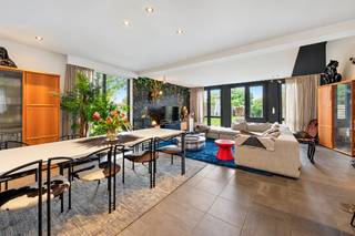 ALLEENSTAANDE RUIME MODERNE  VILLA <br />Deze bijzonder ruime en veelzijdige eigendom biedt tal van mogelijkheden en is uitermate geschikt als kangoeroewoning/tweewoonst, voor een vrij beroep of voor wie wonen en werken onder één dak wil combineren.<br />Vooraan bevindt zich een zeer ruime multifunctionele ruimte met praktische ingemaakte kasten en een apart toilet. Deze ruimte leent zich perfect voor de inrichting van een kantoor, praktijkruimte, hobbyruimte of een afzonderlijke woonfunctie.<br />Verder komt u in de indrukwekkende leefruimte in loftstijl, waar ruimte en licht centraal staan. De moderne, stijlvol ingerichte keuken met groot kookeiland vormt een echte blikvanger en biedt een mooi zicht op de tuin. Aansluitend bevinden zich een praktische wasplaats/berging en een tweede afzonderlijk toilet.<br />Een bijzondere trappenhal brengt u naar de verdiepingen en versterkt het unieke karakter van deze woning.<br /><strong>Op de eerste verdieping</strong> bevinden zich drie zeer  ruime slaapkamers.<br />Eén van de kamers is volledig uitgerust met ingemaakte dressingkasten. De royale masterbedroom beschikt over een eigen badkamer met douche  en geeft toegang tot een groot terras, waar u geniet van een prachtig en rustgevend uitzicht over de achterliggende weilanden.2 de badkamer met ligbad 3 de kamer heeft ingemaakte kasten.<br /><strong>Via een vaste trap bereikt u de tweede verdieping</strong>, waar zich nog een ruime zolderverdieping bevindt. Deze biedt bovendien heel wat extra mogelijkheden en kan, afhankelijk van de gewenste invulling, verder worden ingericht als bijkomende slaapkamers, bureau, hobbyruimte of ontspanningsruimte.<br />Een eigendom met uitzonderlijk veel ruimte, een flexibele indeling en tal van gebruiksmogelijkheden, ideaal voor grote gezinnen,tweewoonst , zelfstandigen of wie op zoek is naar een combinatie van wonen en werken.<br />EPC 154    -   ELEK CONFORM  -   ZONNEPANELEN  -  300 M2  BEWOONBARE OPPERVLAKTE <br />MEER DAN EEN SCHITTERENDE EIGENDOM IN ZIJN PRIJSKLASSE !<br />27 tal foto s op www.immo-service.be <br /> 