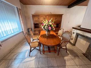 <h2><span>Knusse rijwoning met tuin in het centrum van Ename</span><span><br /><br /></span></h2><p><span>Op zoek naar een woning met renovatiepotentieel op een centrale ligging? </span></p><p><span><br />Deze knusse rijwoning in het hart van Ename, op slechts enkele kilometers van het centrum van Oudenaarde, biedt een mooie basis om uit te bouwen tot een gezellige starterswoning of opbrengsteigendom. </span></p><p><span>De woning beschikt op het gelijkvloers over een leefruimte met eetplaats, een keuken en een badkamer uitgerust met lavabo, toilet en douche. </span></p><p><span>Op de eerste verdieping bevinden zich drie slaapkamers, waarvan twee kleinere kamers en één ruime slaapkamer.</span></p><p><span> </span></p><p><span>Een belangrijke troef is het gerenoveerde dak. Daarnaast zijn de meeste ramen voorzien van PVC-profielen met dubbele beglazing.</span></p><p><span>Achteraan geniet de woning van een aangename tuin met gazon en diverse aanhorigheden, ideaal voor wie graag buiten vertoeft of extra bergruimte kan gebruiken.</span></p><p><span> </span></p><p><span>De woning dient volledig gerenoveerd te worden, maar biedt hierdoor tal van mogelijkheden om de indeling, afwerking en inrichting volledig naar eigen smaak te bepalen.</span></p><p><span> </span></p><p><span>Maak je afspraak via </span><span>jurgen@immodhondt.be</span></p><p><span> </span></p>
