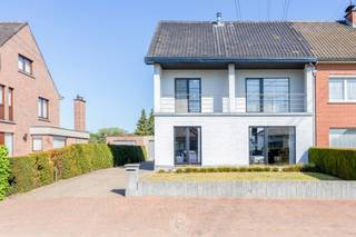 Deze goed onderhouden<strong> halfopen bebouwing</strong> combineert comfortabel wonen met uitzonderlijk veel ruimte en mogelijkheden.<br /><br />De woning is gelegen op een perceel van 620 m² en wordt aangevuld met een achterliggend perceel van 5.409 m², wat samen zorgt voor een <strong>totale oppervlakte van 6.029 m²</strong>.<br /><br />U betreedt de woning via de inkomhal met gastentoilet, waarna u binnenkomt in de lichtrijke <strong>L-vormige leefruimte</strong> met mooi zicht op de tuin. Aansluitend bevindt zich de functionele keuken, met directe toegang tot een praktische berging en een kelder, ideaal voor extra opslag.<br /><br />Op de eerste verdieping bevinden zich <strong>drie ruime slaapkamers</strong> en een badkamer uitgerust met inloopdouche en toilet. Via een zolderluik bereikt u een ruime zolderverdieping waar, mits het plaatsen van een vaste trap, eenvoudig extra slaapkamers of een hobbyruimte kunnen worden gecreëerd.<br /><br />Buiten geniet u van een aangename <strong>tuin met een mooi zonneterras</strong>, dat naadloos overgaat in het achterliggende perceel. Achteraan het terrein bevinden zich een ruim magazijn<strong> </strong>(ca. 213 m²), een afgesloten weide (ca. 3.800 m²) en twee paardenstallen (ca. 110 m²). <br /><br />Verder beschikt de woning over een oprit en een <strong>garage</strong> met wasplaats.<br /><br />Een unieke eigendom met veel potentieel op een zeer ruim perceel, waar wonen en werken perfect gecombineerd kunnen worden.<br /><br />Voor meer info of een bezoek contacteer Emily op het nummer 04 68 30 00 32 of via mail emily@claves.be.<br /><br /><span>(magazijn en paardenstallen niet opgenomen in stedenbouw) </span><br />