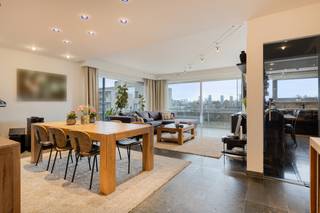 Op zoek naar een zeer ruim appartement met een prachtig uitzicht op Linkeroever?Dan is dit pareltje absoluut een bezoek waard.Je betreedt het...