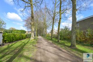 Te renoveren bel-etagewoning in rustige doodlopende straat op toplocatie<br /><br />Deze bel-etagewoning is gelegen in een rustige, doodlopende straat en geniet van een uitstekende ligging, vlak bij invalswegen, station en scholen.<br />Op het gelijkvloers bevinden zich een ruime berging, een volwaardige garage met elektrische sectionale poort en een praktische wasplaats die eveneens als extra slaapkamer kan dienen. Via de garage en veranda heeft men rechtstreeks toegang tot de zuidgerichte tuin met ruim terras, ideaal om in alle rust van het buitenleven te genieten.<br />De eerste verdieping omvat een gastentoilet en een lichtrijke leefruimte met aangenaam zicht op de tuin. Aansluitend bevindt zich de ruime keuken met eetplaats.<br />Op de tweede verdieping bevinden zich drie volwaardige slaapkamers en een badkamer, uitgerust met ligbad/douche en lavabo.<br /><br />- Stedenbouwkundige inl. in aanvraag<br /><br /><strong>BEZOEKMOMENT ZATERDAG 04/04 VAN 14U TOT 15.30U |<br /><u>Reserveer</u> tijdig uw bezoek! via 050 550 750 of info@perspectiefvastgoed.be</strong><br /> 