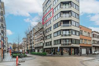 Ce lumineux appartement de 2 chambres (86 m²) à vendre est situé au cinquième étage de la résidence « West End », le long de l'Ooststraat. Vous...