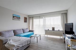 <p><span>Het pand ligt net buiten de Singel, op een boogscheut van het Rivierenhof – een toplocatie voor wie graag rustig woont, maar toch dicht bij de stad. De bereikbaarheid is uitstekend dankzij de vlotte verbindingen met het openbaar vervoer, de auto en het Velo-deelsysteem. In de nabije omgeving vind je bovendien tal van winkels en supermarkten. Kortom: een uiterst gunstige ligging met alles binnen handbereik!</span></p><p><span> </span></p><p><span>Het appartement bevindt zich op de zevende verdieping van een goed onderhouden gebouw van 15 hoog, waarvan het dak geïsoleerd is. Het verkeert in goede staat en is momenteel stabiel verhuurd aan €663,28 + €180 kosten: ideaal voor investeerders.</span></p><p><span> </span></p><p><span>Je betreedt het appartement via de hal met ingemaakte vestiairekast. De lichtrijke woonkamer (28 m²) biedt toegang tot het west-georiënteerde terras (10 m²) met een uniek uitzicht op de skyline van Antwerpen – een echte troef!. De aparte keuken met basisuitrusting is 8 m² groot en hiernaast bevindt zich de slaapkamer van 16 m². Verder vind je in het appartement nog een aparte wc, kleine berging en badkamer (5 m²) met ligbad/douche en lavabo. Tot slot staat er nog een privatieve kelderberging ter beschikking. </span></p><p><span> </span></p><p><span>Ben je op zoek naar een betaalbaar appartement of een interessante investering? Mis deze kans niet! Bewoonbare opp. 70 m² ref.: bruto vloeropp. Voor meer info of een gratis schatting surf naar www.hansimmo.be</span></p><p><span> </span></p><p><span> </span></p>