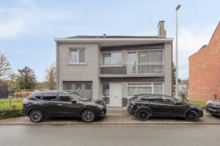 A very solid, detached home in Denderleeuw. The property is easily accessible and is located in close proximity to schools, various shops and department stores, public transportation, and the Denderleeuw train station. The structure is built entirely of concrete and is laid out as follows: on the ground floor: an entryway, a convenient garage, a very spacious and bright living area (38 m²), a spacious modern kitchen, a convenient storage room, a porch, a utility room with two additional rooms, and a pleasant terrace with a southwest-facing garden. The hallway on the first floor provides access to four very spacious bedrooms and the bathroom with a bathtub and toilet. There is also a storage attic, and the roof is already insulated. Would you like more information or to schedule a visit? Please don’t hesitate to contact us at Louis@immoaccenta.be

