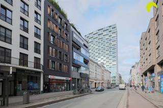 <p><span>In het centrum van Antwerpen, in een zijstraat van De Keyserlei, vinden we dit recent gebouw (2010) met 6 units. Centraler kun je bijna niet wonen: je woont hier namelijk op wandelafstand van het centraal station, tram en bus, vlakbij winkels en het stadspark.</span></p><p><span>Op de vijfde verdieping verkopen we een instapklaar appartement van 92m² met 1 slaapkamer en bureau (of kinderkamer), een badkamer met bad, een apart toilet, een wasberging en een mooie leefruimte met open keuken. Op het terras achteraan geniet je in alle rust van de middag- en avondzon.</span></p><p><span>In de kelder bevindt zich nog een privatieve berging alsook een diepe autostaanplaats die te koop is voor €35.000.</span></p><p><span> </span></p><p><span>De maandelijkse provisie bedraagt €115,- (kosten syndicus, lift, blokpolis, elektriciteit gemene delen). De nutsvoorzieningen zoals gas, elektriciteit en water zijn individueel.</span></p><p><span>Het appartement heeft een EPC label A en de elektriciteit is conform.</span></p><p><span> </span></p><p><span>Het appartement, dat steeds vlot verhuurd werd, is onmiddellijk vrij bij akte.</span></p><p><span>Ben jij op zoek naar een appartement of opbrengsteigendom in hartje Antwerpen, maak dan snel een afspraak voor een bezichtiging!</span></p><p><span> </span></p><p><span>troeven:</span></p><p><span>- recent gebouw</span></p><p><span>- volledig instapklaar</span></p><p><span>- centrale ligging</span></p><p><span>- autostaanplaats bij aan te kopen (kan verhuurd worden)</span></p><p><span> </span></p><p><span>nuttige informatie:</span></p><p><span>- EPC 93 kWh (m²/jaar)</span></p><p><span>- P- en G-score A</span></p><p><span> </span></p><p><span>Maak nu je afspraak! Bel 03-449 42 41 of mail naar hallo@habicom.be</span></p><p><span>Benieuwd naar de waarde van jouw woning?  Check het gratis op <span>www.watismijnhuiswaard.be</span></span></p><p><span> </span></p><p><span> </span></p><p><span> </span></p>