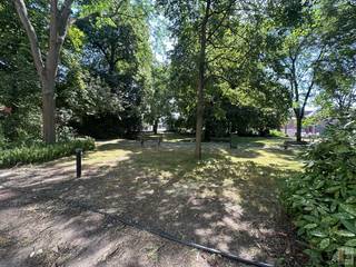 <strong>PLAN UW BEZOEK VIA ONZE WEBSITE WWW.IMMOBOSS.BE</strong><br /><br />Dit instapklaar en lichtrijk appartement (81m²) is zeer gunstig gelegen nabij de Bijloke en de stadsring. Het appartement bevindt zich op de 3de verdieping (lift aanwezig).<br />Het appartement bestaat uit inkomhal met verschillende bergingen, leefruimte in parket met zicht op Bijlokhof, keuken (kookvuur & oven, dampkap, spoelbak met afdruiprek & aansluiting vaatwasser), 2 slaapkamers waarvan 1 met toegang tot het balkon, recente badkamer (inloopdouche, lavabomeubel & aansluiting voor wasmachine).<br /><br />EPC: 79 kWh/m² jaar ( A-Label)<br /><br />HUURPRIJS = € 900 + €150 maandelijkse kosten (provisie privatief verbruik water & verwarming, onderhoud gebouw, syndicus,...)<br />Beschikbaar vanaf 01/10/2026<br />DOMICILIE VERPLICHT - verhuur aan studenten is niet mogelijk.<br /><br /><strong>PLAN UW BEZOEK VIA ONZE WEBSITE WWW.IMMOBOSS.BE</strong>