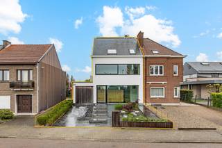 <p><span>Exclusief wonen in Aalst deze indrukwekkende woning op de Ouden Dendermondsesteenweg combineert luxe, ruimte en hoogwaardige afwerking op een uitzonderlijke manier. Gebouwd in 2012 met uitsluitend kwalitatieve materialen en afgewerkt tot in de kleinste details, biedt deze eigendom een unieke woonbeleving voor wie op zoek is naar comfort en elegantie.</span></p><p><span>Met een royale bewoonbare oppervlakte van maar liefst 267 m² geniet u hier van uitzonderlijk ruime leefruimtes en een doordachte indeling. Op het gelijkvloers bevindt zich een lichtrijke en uiterst ruime leefruimte met een luxueus ingerichte open keuken, voorzien van hoogwaardige toestellen en verfijnde afwerking. De talrijke ingemaakte kasten op maat zorgen voor een strakke uitstraling en optimaal gebruik van de ruimte. Verder beschikt het gelijkvloers over een apart gastentoilet en een praktische, ruime berging. Ook buiten werd niets aan het toeval overgelaten. De prachtig aangelegde zuidgerichte tuin vormt een waar verlengstuk van de woning en biedt pure ontspanning dankzij de jacuzzi, sauna en het stijlvolle overdekte terras. Een unieke plek om in alle privacy te genieten van rust en comfort. De eerste verdieping is ingericht als luxueuze mastersuite met een ruime slaapkamer, een exclusieve badkamer, apart toilet, grote dressing en een stijlvolle bureauruimte. Op de tweede verdieping bevinden zich nog twee ruime slaapkamers, beide voorzien van op maat gemaakte inrichting. Daarnaast is er een moderne douchekamer, een apart toilet en een praktische berging/wasplaats. Deze prachtige woning onderscheidt zich door haar uitzonderlijke afwerkingsgraad, hoogwaardige materialen en tijdloze klasse. Een unieke opportuniteit voor wie exclusief en zorgeloos wil wonen in Aalst.</span></p><p><span> </span></p><p><span>Voor meer informatie en/of een bezoek, contacteert u Didier van Immo Zone op het nummer 0476/ 73. 17. 99.</span></p>