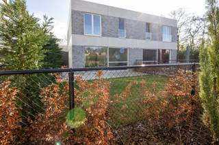 <p><span>Nieuwbouwwoning HOB met 2 tot 3 slaapkamers met luxueuze afwerking.</span><span> </span></p><p><span> </span></p><p><span>Lees BIJZONDERHEDEN onderaan! </span></p><p><span>EPC= -13 dus A+ dus 5 jaar vrijstelling van kadastrale belasting (OV). </span></p><p><span>6 % BTW i.p.v. 21 %! </span></p><p><span> </span></p><p><span>Gelijkvloers</span><span>: </span></p><p><span>Inkomhal met apart toilet. </span></p><p><span>Woonkamer van 37 m² op keramische tegel, met uitzicht op de tuin. </span></p><p><span>Halfopen volledige geïnstalleerde keuken van 14 m² op keramische tegel voorzien van: </span></p><p><span>- anti-bacterieel Corian werkblad met naadloze opstand </span></p><p><span>- Bora kookdampvlak </span></p><p><span>- combi/microgolfoven </span></p><p><span>- vaatwasmachine </span></p><p><span>- koelkast </span></p><p><span>Wasplaats. </span></p><p><span> </span></p><p><span>1ste verdieping</span><span>: </span></p><p><span>Nachthal met apart toilet. </span></p><p><span>2 slaapkamers, om te bouwen naar 3 slaapkamers: </span></p><p><span>- slaapkamer 1 van 23 m², ruim om te verdelen in 2 slaapkamers en/of dressing </span></p><p><span>- slaapkamer 2 van 10 m² </span></p><p><span>Badkamer van 9 m² met ligbad, inloopdouche en (nog zelf te kiezen) meubel met wastafel. </span></p><p><span>Berging/technische ruimte. </span></p><p><span> </span></p><p><span>Terras van 20 m². </span></p><p><span> </span></p><p><span>Ondergrondse parkeerplaats en ruime kelderberging van 12 m² verplicht aan te kopen (aan 6%), kabel voor oplader is reeds geplaatst. </span></p><p><span> </span></p><p><span>BIJZONDERHEDEN: </span></p><p><span>Eigen drinkwaterinstallatie! </span></p><p><span>Zonnepanelen van 6.500 kW. </span></p><p><span>Warmtepomp. </span></p><p><span>Vloerverwarming/passieve koeling. </span></p><p><span>Lage gemeenschappelijke kosten. </span></p><p><span>Anyway doors. </span></p><p><span>Inbraakwerend glas. </span></p><p><span>Verluchtingstype D, pre domotica elektrische installatie. </span></p><p><span>Centraal stofzuigsysteem. </span></p><p><span> </span></p><p><span>Stedenbouwkundige inlichtingen: vergunning aanwezig, geen verkavelingsvergunning, geen voorkooprecht, geen maatschappelijke herstelmaatregel opgelegd, woongebied. </span></p>