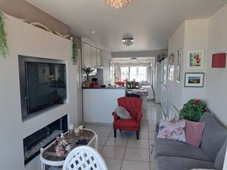 Prachtige penthouse met centrale ligging op de Zeedijk te Koksijde.<br />Het appartement ligt op de 7de verdieping en beschikt over een prachtig ruim terras met adembenemend zicht op zee.<br />Indeling: woonkamer met handige inmaakkasten en sierhaard ingerichte keuken, slaaphoek , badkamer met douche.<br />Privatieve berging inbegrepen!