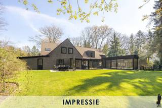 <p><strong>Instapklare villa met binnenzwembad op gegeerde locatie!<br /></strong>Deze <strong>zéér ruime villa</strong> op een perceel van ca. 2.726 m² is voorzien van <strong>4 slaapkamers en 4 badkamers!</strong></p>
<p>Deze villa omvat in totaliteit 3 bouwlagen, waaronder:<br />- Een kelderverdieping <br />- Een gelijkvloerse verdieping met inkomhal, garage/wasplaats, woonkamer, keuken, tuinkamer, tweede leefruimte, binnenzwembad<br />- Een eerste verdieping met<strong> 4 slaapkamers en 3 badkamers<br /></strong>Voorzieningen in de kelder: momenteel ingericht als <strong>gym</strong> met <strong>sauna</strong> en alle technische toestellen (o.a. een hoogrendement CV ketel van 2024)<br />Voorzieningen op de gelijkvloerse verdieping:<br />- <strong>Inkomhal met vestiaire kast</strong>, <strong>gastentoilet en handenwasser</strong><br />- <strong>Gezellige woonkamer</strong> voorzien van <strong>gaskachel</strong><br />- <strong>Zéér ruime eetkeuken </strong>voorzien van alle toestellen (ATAG)<br />- Verwarmde tuinkamer <br />- Via schuifdeur te bereiken<strong> tweede leefruimte</strong> met <strong>open haard</strong><br />- <strong>Binnenzwembad </strong>met douche en toilet<br />- <strong>Garage / wasplaats</strong><br />Voorzieningen op de eerste verdieping, te bereiken via 2 verschillende trappen:<br />- <strong>2 nachthallen</strong><br />- <strong>Masterbedroom</strong> met <strong>badkamer ensuite</strong> voorzien van <strong>bubbelbad, wastafel, douche en ingemaakte kasten</strong><br />- 3 slaapkamers<br />- <strong>Badkamer met wastafel</strong>, <strong>bad, toilet en handdoekdroger</strong><br />- Badkamer met douche en wastafel<br />- <strong>Ruime dressing</strong><br /><strong>Prachtige groene tuin met tuinhuis, carport.<br />Algemeen:<br /></strong>- De woning beschikt over een laadpaal<br />- Het dak is vorig jaar gereinigd en geïmpregneerd<br />- Watergenius waterontharder en filter van 2023<br />- Energiezuinige radiatoren (2023) in eetkamer, keuken en slaapkamer<br /><br /><strong>Ligging van deze woning:<br /></strong>Dit huis is gelegen in een kindvriendelijke villawijk nabij het centrum van Heide in een zeer <strong>groene omgeving</strong>.<br />Verder geniet u van een vlotte bereikbaarheid en een uitstekende verbinding naar Nederland en het <strong>station </strong>van Kapellen zelf of Heide.<br />Wat betreft de directe omgeving, bevindt u zich:<br />- Op <strong>veilige wandel- en fietsafstand van scholen</strong>.<br />- In de nabijheid van meerdere <strong>natuurgebieden</strong></p>