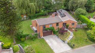 Century21 ImmoNero presenteert: TOP LOCATIE gelegen in een doodlopende straat, in een woonwijk van Jezus-Eik, dit gerenoveerde huis van 250m2 op een zonnig privé perceel van 1052m2 op het zuidwesten in een rustige buurt, maar toch dicht bij de E411, openbaar vervoer en voorzieningen. Deze mooie karakteristieke woning (met open haard hoek, authentieke houten balken, dubbel volume plafond) en praktisch ontwerp heeft: 1) Inkomhal (garderobe en toilet), 2) moderne ruime keuken (van 17m²), 3) grote (60m2) open woonkamer met eetkamer/zithoek met directe toegang tot het terras (van 45m2) en 4) ruim kantoor van 40m² (waar een 5e slaapkamer en badkamer/keukenhoek mogelijk is) ALLEMAAL op EEN niveau. Totaal 4 slaapkamers waarvan de elegante ouderslaapkamer van 26m² (met en-suite badkamer en een salon/leeshoek van 14m²) aansluit op de tuin en de jacuzzi, slaapkamers 3x (16m2, 10m2, 10m2). De woning beschikt ook over 4 buitenparkeerplaatsen, een dubbele garage (37m2) en een kelder (14,5m2). EPC - C, Elektriciteit conform! 18 zonnepanelen. MEER INFO : www.krabbenberg8.be