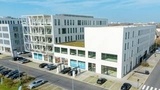 Newly built office space in project R. Plaza for rent on the second floor with a gross area of approximately 295 m². <br /><br />Part of a larger set of a total of 4 office buildings. Top location with stunning visibility along the Rijksweg. <br /><br />Central location In the vicinity of the highway exit and the new AZ Delta hospital. The location of Roeselare! <br /><br />Equipped with a computer floor, ventilation, air conditioning and heating, sanitary facilities. <br /><br />Further furnishing at the expense of the tenant. <br /><br />Sufficient parking spaces available on the site.<br /><br />The combination of work, relaxation and care at one location. Plans and specifications available at the office. <br /><br />Are you interested in commercial real estate consisting of an office for rent in Roeselare? Do not hesitate to contact Turner Roeselare at roeselare@turner.immo or 051 21 22 23.