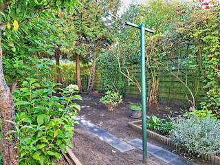 Deze aangename woning biedt een mooie basis om er, mits enige opfrissing, een gezellige en comfortabele thuis van te maken. De woning is gelegen in een woonwijk, op korte wandelafstand van het centrum, een bushalte én het achterliggende natuurgebied van Anderstad.<br />Een extra troef is de gezellige, zuidoostgerichte stadstuin met terras. De tuin is volledig omheind en aangelegd en vormt een fijne plek om in alle rust te genieten.<br />De woning beschikt bovendien over een vernieuwd dak uit 2014. Bij deze gelegenheid werden ook enkele ramen vernieuwd.<br />Indeling: Op het gelijkvloers bevindt zich een ruime voortuin, een inkomhal met gastentoilet, een leefruimte en een aparte keuken. Vanuit de keuken is er toegang tot de ruime veranda, die voorzien is van verwarming. De veranda vormt een mooie verbinding met de tuin en het terras.<br />Op de eerste verdieping zijn er twee slaapkamers en een kleinere kamer die momenteel ingericht is als dressing/bergruimte. De badkamer is eerder compact en beschikt over een douche.<br />De woning beschikt daarnaast over een ruime zolderverdieping. Deze is reeds geïsoleerd en voorzien van een grote, vernieuwde Velux. Mits de nodige renovatiewerken biedt deze ruimte mogelijkheden om extra woonruimte te creëren. <br />Een woning met een aangename ligging, een fijne stadstuin en verschillende mogelijkheden om ze verder naar eigen smaak en behoeften te moderniseren. Stedenbouwkundige inlichtingen in aanvraag.