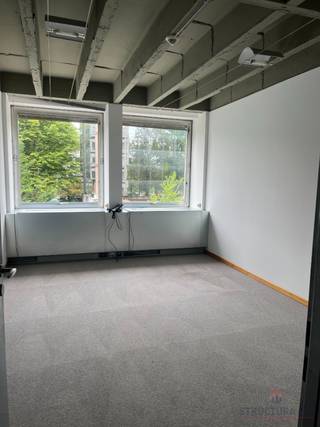 Grote kant-en-klare kantoorruimte te huur. Gelegen aan de groene Terhulpsesteenweg, geniet dit gebouw van een ideale omgeving en een goede natuurlijke lichtinval. De oppervlakte van 492m² is verdeeld in verschillende aparte kantoren en is klaar om een nieuwe gebruiker te verwelkomen. Het gebouw is goed bereikbaar met de auto via de E411 en met het openbaar vervoer.<br />12 parkeerplaatsen beschikbaar (1500€/pkg/jaar).