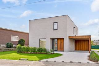 Ontdek deze prachtige nieuwbouwwoning gelegen in een rustige, residentiële straat te Putte. Deze woning combineert comfort, stijl en energiezuinigheid en is tot in de puntjes afgewerkt – volledig instapklaar en met een afwerkingsniveau boven de standaard.<br />Bij het binnenkomen word je verwelkomd in een lichte, open leefruimte met grote ramen die zorgen voor een aangename lichtinval. De moderne, volledig uitgeruste keuken sluit naadloos aan op de woonkamer en geeft uit op het zonnige terras en de zuidgerichte tuin.<br />De woning is voorzien van vloerverwarming in de volledige woning en beschikt over maar liefst 24 zonnepanelen, wat zorgt voor een zeer lage energiefactuur en duurzaam wooncomfort. Dankzij het uitzonderlijk lage E-peil van -24 en een warmtepomp is het energieverbruik zo goed als nihil, wat deze woning tot een echte toekomstgerichte investering maakt. De installatie van thuisbatterijen kan eenvoudig gebeuren daar er reeds een hybrideomvormer aanwezig is.<br />Er zijn in totaal vier slaapkamers, elk met airco, waarvan één ruimte zich uitstekend leent als dressing of bureauruimte. Een moderne badkamer en praktische berging maken het geheel compleet.<br />De woning bevindt zich op een perceel van bijna 8 are en geniet van een zuidgerichte tuin met een prachtig terras — de ideale plek om te ontspannen en te genieten van de zon.<br /><br />Belangrijkste troeven:<br />-Nieuwbouwwoning – volledig instapklaar<br />-De verkoopprijs is inclusief BTW<br />-Lage registratiekosten in geval van 1<sup>ste</sup> en enige aankoop.<br />-Hoogwaardige afwerking boven standaardniveau<br />-4 slaapkamers (waarvan 1 als dressing of bureau)<br />-24 zonnepanelen – hybride omvormer zodat thuisbatterij makkelijk te installeren is<br />-energiezuinige woning<br />-Volledige vloerverwarming met warmtepomp<br />-Zuidgerichte tuin met groot terras<br />-Perceel van ± 8 are<br />-Rustige en aangename ligging<br /><br />Bent u op zoek naar een moderne, energiezuinige woning met luxe afwerking, klaar om in te trekken? Dan is Bosstraat 27 in Putte precies wat u zoekt.<br /><br />Voor interactieve grondplannen met foto’s, ga naar www.wijns.be en klik op de knop “virtueel bezoek”.<br />Info & afspraak: ☎ 0473/33 33 10 ✉ geoffry@wijns.be