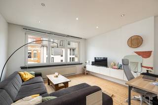 Ontdek dit aangename duplexappartement in het hart van Borgerhout, op wandelafstand van de Sint-Willibrorduskerk. Gelegen in een populaire buurt, geniet u hier van een bruisende omgeving met een mix van trendy horecazaken, lokale winkels en gezellige woonstraten.<br /><br />Het appartement bevindt zich op de tweede en derde verdieping en straalt meteen warmte en karakter uit. Op de tweede verdieping vindt u een lichtrijke leefruimte waar het aangenaam vertoeven is, een uitnodigend eetgedeelte en een volledig uitgeruste open keuken die aansluit bij het geheel. De badkamer is praktisch ingericht met een douche en voorzien van aansluiting voor een wasmachine.<br /><br />De bovenste verdieping biedt een verrassend ruime slaapkamer, een aparte bureauruimte ideaal voor thuiswerk of hobby en toegang tot een heerlijk zonnig dakterras van maar liefst 16 m². Hier kan u in alle rust genieten van een tasje koffie of een ontspannen aperitiefje in de buitenlucht.<br /><br />Er zijn geen bijkomende gemeenschappelijke kosten.<br /><br />Beschikbaar vanaf 15/5/2026.<br /><br />Interesse? Neem gerust contact op voor meer informatie of een vrijblijvende bezichtiging via 03 225 00 68 of mail naar laura@wellimmo.net. 