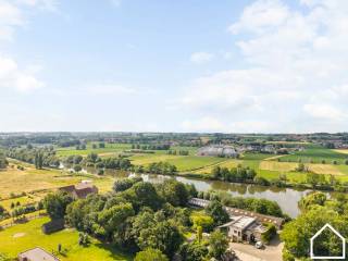 Deze charmante en goed onderhouden woning met z'n prachtige tuin biedt naast zijn landelijke verzichten ook nog eens  een toplocatie met tal van mogelijkheden op 100m van de Leie<br /><br />ONTDEK DE WONING VIA DE VIDEO: https://youtube.com/embed/kUvLH4SetYg<br /><br />*De render foto's zijn louter gemaakt op basis van het schilderen van de muren in het wit en het plaatsen/leggen van lichte houten laminaat<br />*Met het plaatsen van dakisolatie en/of zonnepanelen heeft u aan de renovatieplicht voldaan<br /><br />INDELING:<br /><br />GLV: Inkomhal (5,6m²) - leefruimte met houtkachel (30,67m²) - keuken met frigo, oven spoelbak, gasfornuis (16,7m²) - badkamer met apart toilet, douchel, enkel wasmeubel en handdoekradiator (5,34m²) - dubbele garage met automatische sectionale poort (48,81m²) - terras (70m²) - tuin (780m²) - tuinhuis (30m²) - <br /><br />VERDIEPING 1: Nachthal (15,6m²) - 2 slaapkamers (10m² - 10m²)  <br /><br />VERDIEPING 2: Vaste trap naar de zolder (29,3m²) waar een 3de kamer gemaakt kan worden<br /><br />VERDIEPING -1: Kelder (6,5m²) <br /><br />EXTRA: Regenwater - steenputwater - de garage van de woning ligt volledig in woongebied waardoor er bovenop de garage nog een etage gezet kan worden<br />