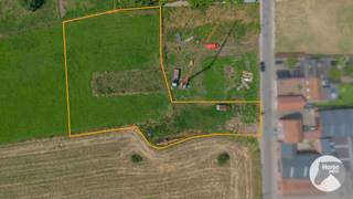 <p>STEENHUIZE - WIJNHUIZE - Ruime bouwgrond met achterliggende weide van 4.238 m² in landelijk Steenhuize-Wijnhuize<br /><br />Deze uitzonderlijke bouwgrond met achterliggende weide (lot 1B) heeft een totale oppervlakte van maar liefst 42a 38ca en is gelegen in het rustige en landelijke Steenhuize-Wijnhuize. <br /><br />De grond is vlak gelegen en beschikt over een straatbreedte van 16,60 meter (loten 6 en 6A volgens het bijgevoegde plan). Als laatste bouwperceel aan deze zijde van de straat geniet u van een blijvend open en landelijk uitzicht, zowel achteraan als langs de zijkant van de toekomstige woning.<br /><br />Het perceel is deels gelegen in woongebied met landelijk karakter en deels in agrarisch gebied, wat zorgt voor een groene en rustige omgeving met tal van mogelijkheden.<br /><br />Bent u op zoek naar de ideale locatie voor het realiseren van uw droomwoning? Of wenst u een ruime bouwgrond voor een open bebouwing met een prachtig uitzicht en voldoende ruimte voor het houden van dieren of paarden? Dan is dit perceel absoluut een bezoek waard.<br /><br />Gronden van deze omvang en met dergelijke ligging zijn uiterst zeldzaam op de markt. Wacht niet te lang en ontdek zelf de vele troeven van dit unieke aanbod.<br /><br />Voor meer info of bouwvoorschriften 053/60.65.60.<br /><br />Belangrijkste bouwvoorschriften:<br />- Voorbouwlijn op ca. 13 m achter de voorste perceelgrens<br />- Max. voorgevelbreedte: 10,60 m, met een bouwvrije strook van 3 m langs beide zijden<br /><br />Afwerking mogelijk met:<br />- Hellend dak (max. 45° helling, kroonlijsthoogte max. 6,60 m)<br />- Plat dak (max. hoogte 6,6 m)<br /><br />Maximale bouwdiepte:<br />- Gelijkvloers: 15 m<br />- Verdieping: 12 m</p>