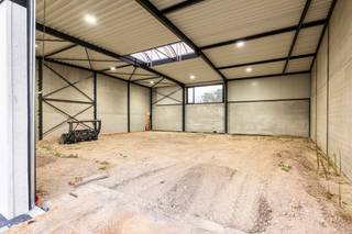 <strong>Dit kwalitatieve nieuwbouwproject bestaat uit 9 duurzame KMO-units, aangevuld met een loft en een landschapskantoor, en is gelegen te Beerse, Toekomstlaan 7 (A–J). De realisatie bevindt zich momenteel in de afwerkingsfase, waarbij reeds 4 units succesvol werden verkocht.</strong><br /><br />De KMO-units beschikken over oppervlaktes van 353 m² tot 470 m² en hebben een vrije hoogte van 6,4 meter. Ze worden casco opgeleverd, met ruime mogelijkheden tot maatwerk zoals het plaatsen van tussenvloeren, binnenwanden of specifieke technische voorzieningen. De polybetonvloer wordt uitgevoerd in overleg met de koper. Bij elke unit horen 3 privatieve parkeerplaatsen.<br /><br />Bedrijvenpark <em>De Toekomst</em> geniet van een strategische ligging in de industriezone van Beerse, op de as Turnhout – Antwerpen. De site is vlot bereikbaar via de Antwerpsesteenweg en biedt een snelle aansluiting op de E34. Deze locatie is bijzonder aantrekkelijk voor ondernemingen met activiteiten binnen de noordrand van Antwerpen.<br /><br />Naast een uitstekende uitvalsbasis voor eigen gebruik vormt dit project ook een interessante investeringsopportuniteit. Bedrijfsvastgoed biedt investeerders een aantrekkelijk alternatief met stabiele opbrengsten en potentieel voor waardevermeerdering.<br /><br /><span><strong>Het project is opgevat met een sterke focus op duurzaamheid en functionaliteit. De units zijn hypergeïsoleerd en uitgerust met:</strong></span><br />- Zeer veel natuurlijke lichtinval<br />- Binnenverlichting LED, reeds opgedeeld in 3 aparte kringen.<br />- Grote elektrakasten op uitbreiding voorzien.<br />- Niko Homecontrole domotica voorzien.<br />- Buitenverlichting LED (automatisch gestuurd en handmatig aan te schakelen bij nacht)<br />- Handbediende rookluiken voor verluchting<br />- Elektrische sectionaalpoort(en) met afstandsbediening<br />- Sectionaalpoorten draaien boven weg vlak onder het plafond<br />- Sectionaalpoorten van 5m hoogte<br />- Kabels tot bij de parkeerplaatsen voor laadpalen<br />- Ondergrondse elektrakabels voorzien voor aansluiting 63A en nog verhogingen mogelijk.<br />- Inbraakalarmcentrale met geïntegreerde brandmeldingscentrale.<br />- Inbraakalarmcentrale enkel nog sensoren plaatsen volgens Uw specifieke indeling en eventueel koppelen met meldkamer.<br />- Aluminium schrijnwerk<br />- Onderste 3m overal betonmuren<br />- Strakke staalconstructie waar geoptimaliseerd is naar een strakke afwerking, bvb ingewerkte profielen in de tussenwanden, geen onnodige gordingen, kruisverbanden zo veel mogelijk in de betonwanden verwerkt.<br />- Regenwaterput 10.000L per unit<br />- Voorzien zijn 2 water collectoren, 1 voor RW en 1 voor PIDPA<br />- Septische put apart per unit<br />- Telenet en Proximus FIBER reeds tot aan de meterkast binnengebracht<br />- Staalbouw al voorzien voor aanleg van extra bordessen<br />- Reeds funderingen voorzien voor aanleg van extra bordessen<br />- Riolering volgens eigen behoeften<br />- Buitenterrein volledig omheind<br />- De privé straat voorzien van elektrische barelen dus geen onnodig verkeer op de site.<br />- Algemeen camerasysteem voor bewaking van de hoofdtoegangen (Dennenlaan – Toekomstlaan)<br />- Betonvloer van 15cm dik met net van 8mm voorzien, deze zal pas na overleg met de koper geplaatst worden. Zodoende is eigen inbreng met betrekking tot riolering, sanitair, nutsleidingen, afvoerputten of goten, extra fundering voor een machine, etc. nog steeds mogelijk.