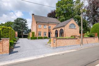 This recent villa is situated on a spacious plot of 2487m2 and boasts 5 bedrooms, 3 bathrooms, and a furnished attic floor. At the front of the...