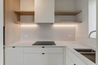 <p>Dit goed gelegen appartement onderging een totaalrenovatie en werd afgewerkt met smaak en kwalitatieve materialen. De functionele indeling en het maatwerk maken dit tot een prachtig stadsappartement geschikt voor eigen bewoning of als een prima investering voor verhuring. Unieke kans voor zowel starters als investeerders!<br /><br />Bestaande uit een inkomhal met een branddeur(wordt nog geplaatst) en een vestiairemeubel met kasten. De keuken is volledig ingericht, op maat gemaakt en voorzien van alle modern comfort waaronder plaats en aansluiting voor een wasmachine. De leefruimte is lichtrijk en voorzien van een zitbank met tafel en inbouwkasten. Het terras is goed georiënteerd en biedt een mooi zicht over het centrum. <br />De slaapkamer is afgesloten, voorzien van ingebouwde vestiairekasten en een lichtstraat en heeft rechtsreeks toegang tot de badkamer. De badkamer is voorzien van een raam waardoor deze gemakkelijk geventileerd kan worden, een inloopdouche, een wastafel in een op maat gemaakt meubel, een (hang)toilet en een handdoekradiator.<br /><br />Eerste bewoning na renovatie! Verlichting voorzien!<br /><br />EPC 161kWh(B-label)! Elektriciteit conform! Asbestveilig!<br /><br />Indien u dit leuke appartement graag bezoekt dan kan u mij steeds bereiken via arnaut@immojanstas.be of 0495292080.<br /><br />Bijkomende info (EPC, bodemattest, elektriciteitsattest, enz...) kan U hier downloaden ↓</p>