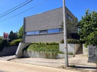 <h3>Instapklare, energiezuinige woning met uniek panoramisch uitzicht in Lubbeek</h3>
<p>Bent u op zoek naar een recente, ruime en kwalitatief afgewerkte woning op een rustige toplocatie? Dan zal deze prachtige woning in Lubbeek u zeker weten te bekoren. Deze moderne woning, gebouwd in 2018 en gelegen op een perceel van 7 are 5 centiare, combineert hedendaags wooncomfort met een uitstekende ligging en een adembenemend open uitzicht achteraan.</p>
<p>Bij het betreden van de woning komt u terecht in een stijlvolle inkomhal met ingebouwde vestiaire en een apart gastentoilet. Op het gelijkvloers bevinden zich bovendien een ruime garage, een praktische voorraadkelder en een extra parkeerplaats voor de deur.</p>
<p>De eerste verdieping vormt het hart van de woning. Hier geniet u van een bijzonder lichtrijke en ruime leefruimte, afgewerkt met een prachtige parketvloer. De moderne open keuken met kookeiland is volledig uitgerust en sluit naadloos aan op de woonkamer. Aansluitend bevindt zich een aparte ruimte die perfect dienst kan doen als bureau voor thuiswerk, maar evengoed kan worden ingericht als eetkamer. Verder vindt u op deze verdieping een afgesloten berging en een extra toilet. Via een groot schuifraam bereikt u het ruime terras met stijlvolle megategels, waar u in alle rust kunt genieten van het prachtige open zicht op het achterliggende landschap.</p>
<p>Op de tweede verdieping bevinden zich vier volwaardige slaapkamers, allemaal voorzien van ingebouwde kasten. De ruime master bedroom biedt een schitterend panoramisch uitzicht over Lubbeek. Daarnaast beschikt deze verdieping over een ruime badkamer, een praktische wasplaats en een centrale nachthal.</p>
<p>Ook buiten werd aan alles gedacht. De volledig aangelegde tuin rondom de woning biedt verschillende gezellige hoekjes om te ontspannen. U vindt er onder meer een sfeervol terras. Dankzij de regenwaterput van 5.000 liter en de aanwezigheid van maar liefst 20 zonnepanelen is deze woning bovendien bijzonder duurzaam en energiezuinig.</p>
<p>Verder beschikt de woning over diverse extra voorzieningen zoals audiobekabeling, voorbereidingen voor elektrische luifels, een ventilatiesysteem type C en een alarminstallatie.</p>
<p>Deze instapklare woning onderscheidt zich door haar hoogwaardige afwerking, overvloedige lichtinval, ruime indeling en unieke vergezichten. Een ideale gezinswoning voor wie op zoek is naar comfort, rust en kwaliteit.</p>
<p>📍 Gelegen op een uitstekende locatie in Lubbeek, rustig maar toch vlot bereikbaar, en op wandelafstand van het prachtige <span><span>Kalvariebos</span></span>.</p>