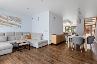 <p><strong>Goed gelegen moderne half open woning in het centrum van Sint Job in ’t Goor.</strong> Openbaar vervoer, scholen en winkels op wandelafstand. De op- en afrit van de snelweg E19 op 2km. Ook bos en groen met de Brechtse Heide of het wandel- en fietspad langsheen het kanaal op enkele minuten afstand.</p>
<p>Het perceel heeft een <strong>straatbreedte van 12m</strong> en oppervlakte van 480m². De woning heeft <strong>273m² woonruimte</strong> met volgende indeling:</p>
<p><u>GELIJKVLOERS</u>: inkomhal, <strong>zeer ruime leefruimte (68m²)</strong> verdeeld in een zithoek (33m²) aan de voorzijn en een eetkamer met ingerichte open keuken (35m²) aan de achterzijde. De keuken is voorzien van een kastenwand en eiland, alle toestellen zijn ingebouwd. Aansluitend aan de keuken een bureel (15m²) met zicht op de tuin, koele berging (10m²), gastentoilet en inpandige garage (22m²).</p>
<p><u>VERDIEPING 1</u>: nachthal, slaapkamer 1 (31m²) met ingerichte dressing en privé inpandig terras (10m²), slaapkamer 2 (22m²), slaapkamer 3 (22m²), wasplaats, badkamer met ligbad, meubel met dubbele lavabo, ruime inloopdouche, sierradiator en toilet.</p>
<p><u>VERDIEPING 2</u>: open polyvalente ruimte (50m²) waar je slaapkamer 4 en 5 kan inrichten of gebruiken als hobbyruimte.</p>
<p>Via de schuifraam of achterdeur in de keuken toegang tot het terras en aangelegde tuin. In de omheinde tuin vinden we achteraan een speeltuig voor de kinderen (schommel / schuif af) en een tuinberging in metselwerk waarvan 18m² afgesloten en 7,5m² overdekt terras / loungehoek deels afgesloten.</p>
<ul>
<li>energievriendelijke woning met <strong>ENERGIESCORE B </strong></li>
<li><strong>BOUWBREEDTE 9m geeft een gevoel van ruimte en licht </strong></li>
<li>CV installatie met zonnecollector voor warm water</li>
<li>vloerverwarming gelijkvloers en verdieping</li>
<li>elektrisch bediende garagepoort</li>
<li>ingerichte dressing</li>
<li>goed onderhouden woning</li>
<li><strong><u>TOPLIGGING </u>– kindvriendelijke straat</strong></li>
</ul>
<p>Ben je op zoek naar een centraal gelegen woning met licht en ruimte op wandelafstand van het centrum? Neem dan zeker contact voor een vrijblijvend bezoek 03/636.47.47 of lieven@coga.be<br /><br />Stedenbouwkundige informatie in aanvraag.</p>