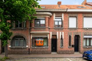 Duurzaam gerenoveerde stadswoning (2021) met 3 slaapkamers, rolluiken en een karaktervolle voorgevel.Op het gelijkvloers bevindt zich een inkomhal...
