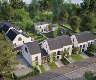 <strong>We gaan van start met de lancering van de eerste vijf energieneutrale nieuwbouwwoningen van 's Graevenhof!</strong><br /><br />'s Graevenhof is een exclusief project van twaalf nieuwbouwwoningen, gesitueerd in het groene ’s-Gravenwezel, de parel van de Voorkempen. De woningen zijn opgebouwd uit duurzame materialen en uitgerust met een verscheidenheid aan moderne, ecologische technieken, waaronder een lucht-water warmtepomp, zonnepanelen, vloerverwarming en een ventilatiesysteem. <br /><br />De architectuur is modern en stijlvol, gekenmerkt door een combinatie van een lichte gevelsteen met houten gevelbekleding en donkere, kwalitatieve aluminium ramen. <br /><br />'s Graevenhof omvat zowel woningen met platte daken als woningen met hellende daken, waarbij de laatste extra inrichtbare ruimte onder het dak bieden voor bijvoorbeeld een hobbyruimte of extra kamer. <br /><br />Alle woningen beschikken over een privatieve tuin die grenst aan een onderhoudsvriendelijke gemeenschappelijke binnentuin met een wadi. <br /><br />De ligging van ’s Graevenhof is ideaal: groen en rustig aan de rand van Hertenbos, nabij natuurgebieden zoals het Gravinnenbos en toch centraal.<br /><br /><span>Wat mag u verder verwachten?</span><br /><br />- Prijzen <strong>vanaf 619.000 euro</strong> (<strong>inclusief</strong> autostaanplaats, ruime afwerkingsbudgetten, klantenbegeleiding, vaste trap naar de zolder)<br />- E-PEIL &lt; 10<br />- <strong>4 tot 6 slaapkamers</strong><br />- 2 badkamers<br />- Aankoop mogelijk onder 6% BTW*<br />- Start afbraakwerken voorjaar 2026<br /><br />* Onder voorwaarden<br /><br />1ste KOPER = GRATIS AFGEWERKTE ZOLDER<br /><br />Voor bijkomende informatie gelieve contact op te nemen met ons kantoor - info@waterhuys.be - www.waterhuys.be/nieuwbouwprojecten - Vg-Wp-Gvv-Gvkr-Gmo-Gworg.